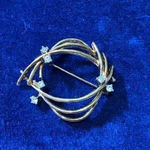 Sophisticated Gold Brooch with Crystal Accents